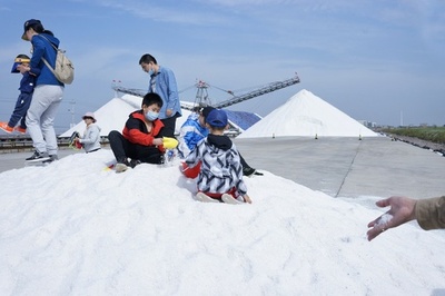 中国で流行する「セレブ塩」とは？ 価格100倍、専門家は批判