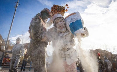 白熱の「クーデターごっこ」 スペイン伝統の粉かけ祭り