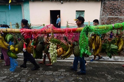 1年の収穫に感謝、十字架にカラフルな供物 エルサルバドル