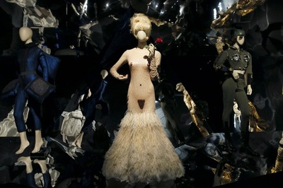 ゴルチエ回顧展、パリで開催 8月3日まで