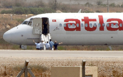 トルコハイジャック、犯人が投降