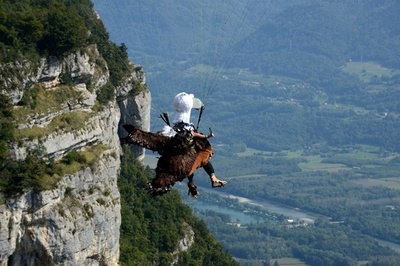 大空を舞う仮装パラグライダーたち、仏南東部で「イカロス杯」