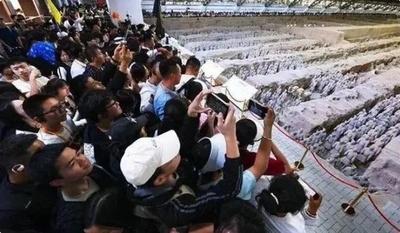 中国の国慶節連休に観光客が殺到　兵馬俑も「夜勤」