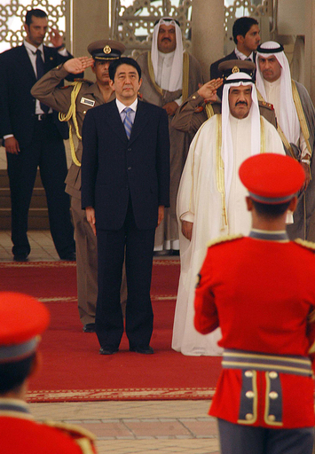 安倍首相、中東歴訪3か国目到着 - クウェート