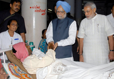 インド首相、連続爆破事件の被害者見舞う