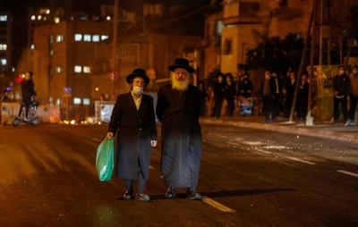  超正統派の反ロックダウンデモに強硬対応、首相が警察称賛 イスラエル