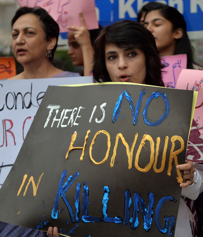 パキスタン警察、「名誉殺人」の疑いでイタリア人女性の遺体掘り起こし