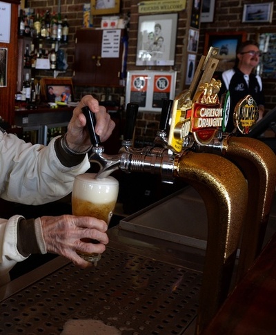 パブに軽飛行機で駆け付け一杯、豪男性を聴取