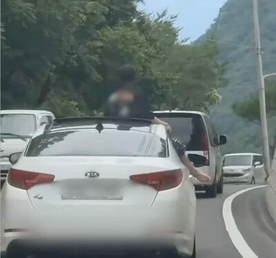 「ここはサーカスか？」…韓国・走行中の車から上半身＆足を出す男に騒然