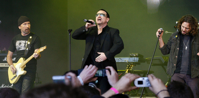 U2 ロンドンの教会でミニサプライズコンサート