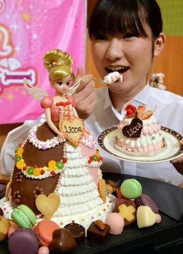 3日は「リカちゃん」の誕生日、ケーキのドレスでお祝い