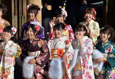 振り袖華やかバスガイド、一足早い成人式