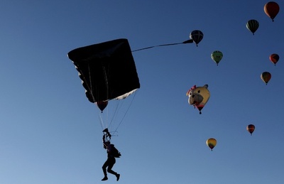 【今日の1枚】熱気球と競演、落下傘で着地
