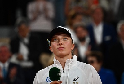 ウクライナ頑張って… 全仏Vシフィオンテク、涙で平和訴え