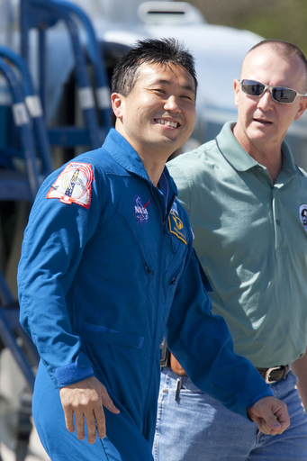 「ディスカバリー」11日宇宙へ、若田さんら打ち上げ基地に到着