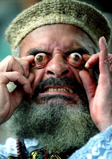 コロンビアのびっくり芸、飛び出る目玉