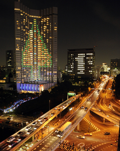 赤坂のホテル、客室照明を利用してビル壁面に巨大クリスマスツリー