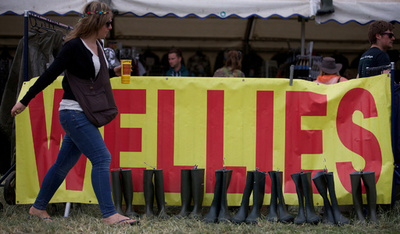 英音楽祭「グラストンベリー」、観客が残した長靴を難民に寄付