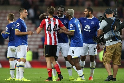 英プレミアの試合中にがんと闘う少年をファンが激励、エバートンは約2700万円を寄付