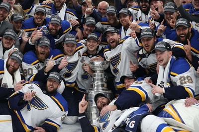 ブルースが悲願のスタンレー杯初V、最終第7戦でブルーインズ下す