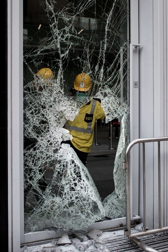 香港デモ隊、議会突入図り警官隊と衝突 4人逮捕