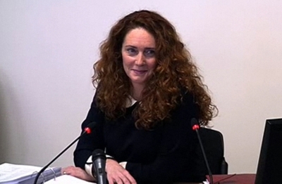 盗聴疑惑の英女性編集長、証言で首相や高官も道連れに？