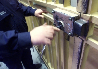 アルゼンチンの刑務所、財政難で人形が「監視」 脱獄で発覚