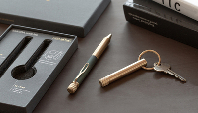 「かく」喜びを届ける筆記具開発ラボより、ギフトにも喜ばれる<br />「SAKURA craft_lab® 001&キーリングセット」を数量限定で発売！