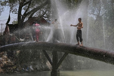 【今日の1枚】穴だらけの配管で水浴び パキスタン