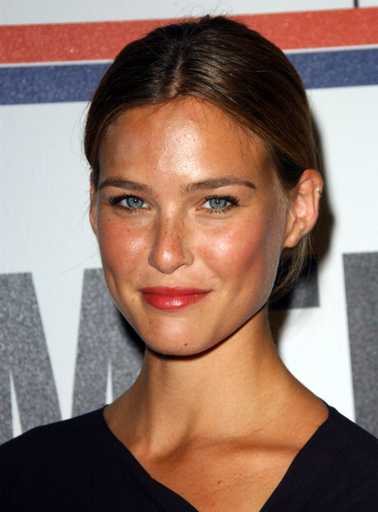 バー・ラファエリ、アンダーウェア「アンダー.ミー」をプロデュース