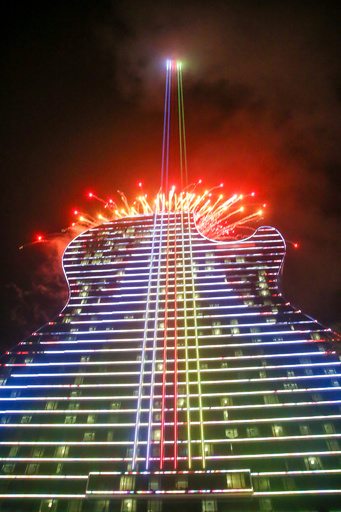 ギター形のカジノホテルがグランドオープン！ 先住民の新ビジネス 米