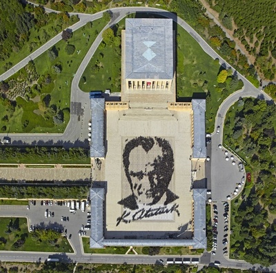 6000人で「描く」、初代大統領の巨大肖像画 トルコ