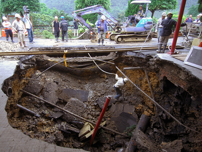 大雨で老人ホームの地盤陥没、入居者は無事