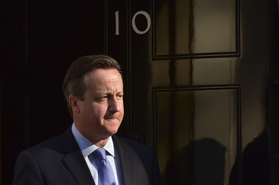 英キャメロン首相の「若気の至り」を暴露、政敵が伝記執筆