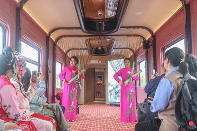 中国で人気集める「民俗文化列車」　車内で伝統文化を体験