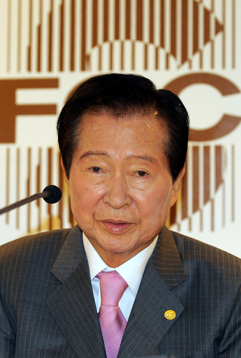 金大中元大統領、肺炎で入院 人工呼吸器を装着