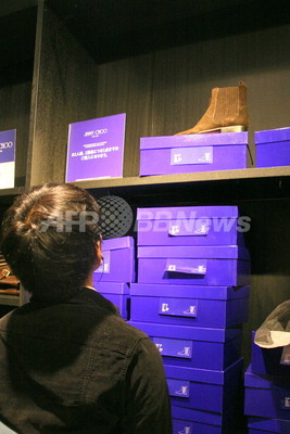 Jimmy Choo for H&M発売開始、約3000人が行列 Jimmy Choo for H&M発売開始、約3000人が行列