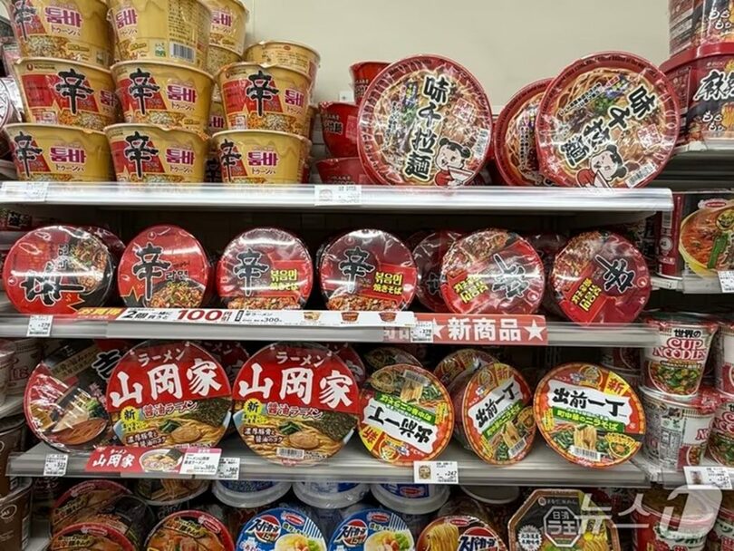 東京・港区のコンビニに並ぶ辛ラーメンと辛ラーメンのトゥーンバ(c)news1