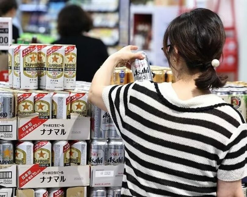 ソウル市内の大型スーパーで日本産ビールを選ぶ買い物客＝2026年8月3日(c)news1