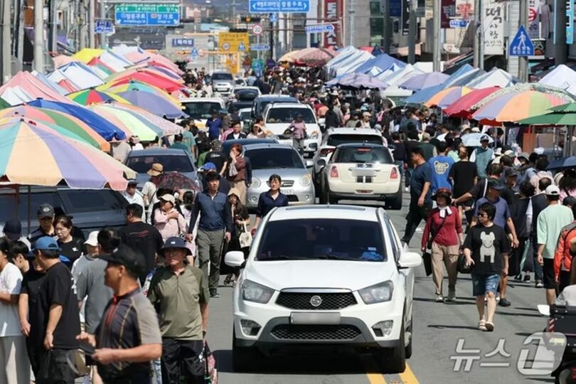 秋夕を前に、祭祀用の食材などを買い求める人でにぎわう慶尚北道浦項市の伝統市場(c)news1