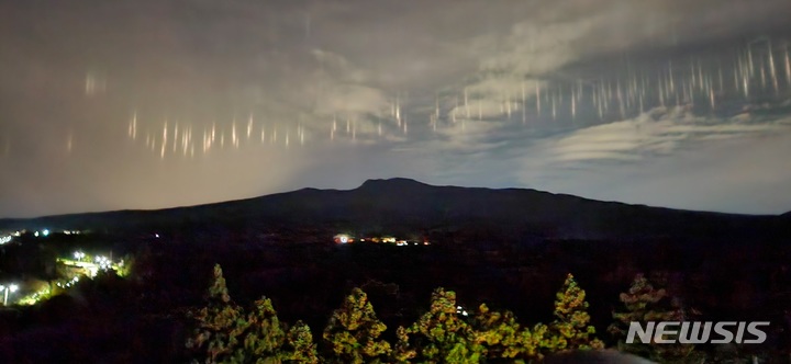 26日、済州・西帰浦市から眺めた上空に光柱が現れた（写真=暖帯亜熱帯山林研究所提供）(c)NEWSIS