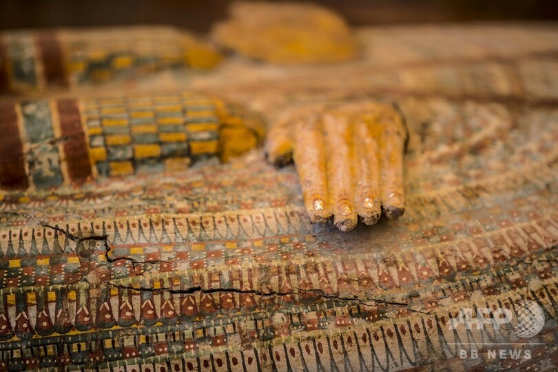 エジプト遺跡でひつぎ30個発掘、3000年を経ても色彩豊か