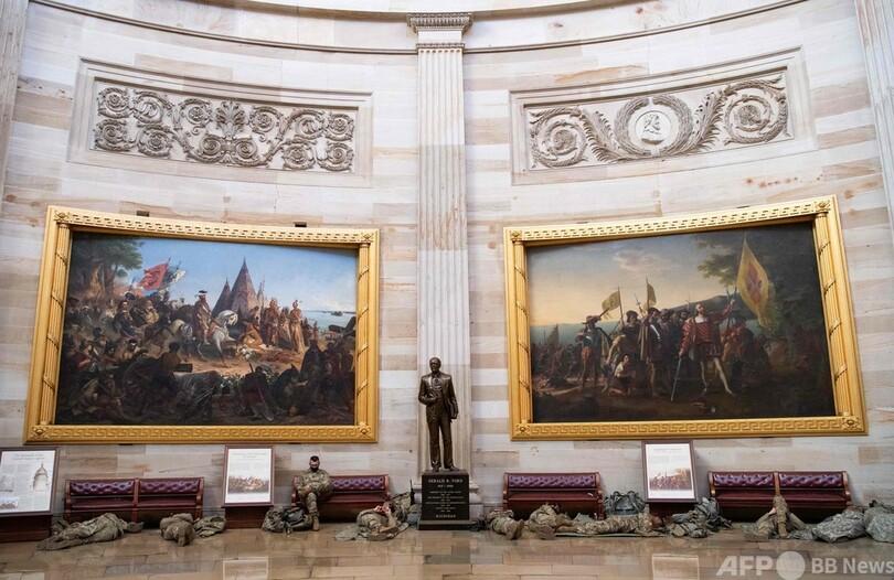 米首都警備の州兵ら、地下駐車場に寝かされる 批判殺到