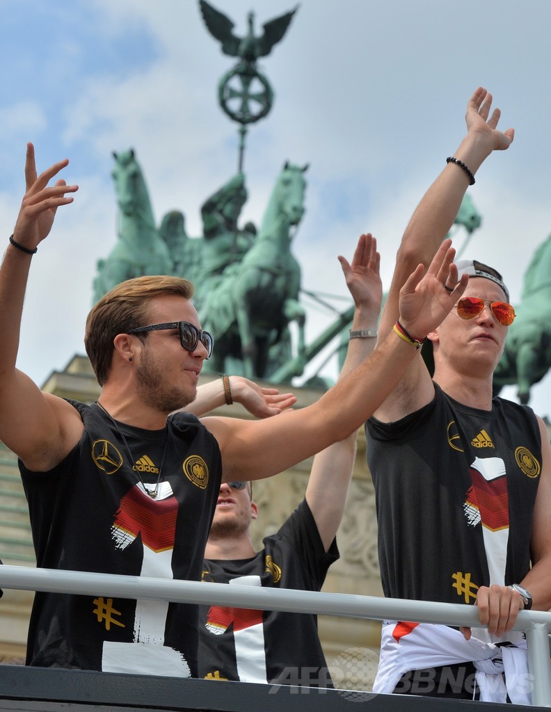 ドイツ代表チームが帰国、優勝パレードに25万人のファン