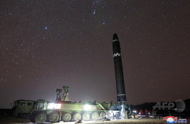 北朝鮮、新型ICBM「火星15」の写真公開 正恩氏ガッツポーズ