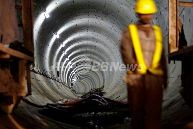 トラックの土砂で生き埋め、地下鉄の建設作業員2人が死亡 インド