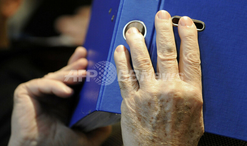 「恐怖の家」事件初公判、フリッツル被告は顔隠して出廷