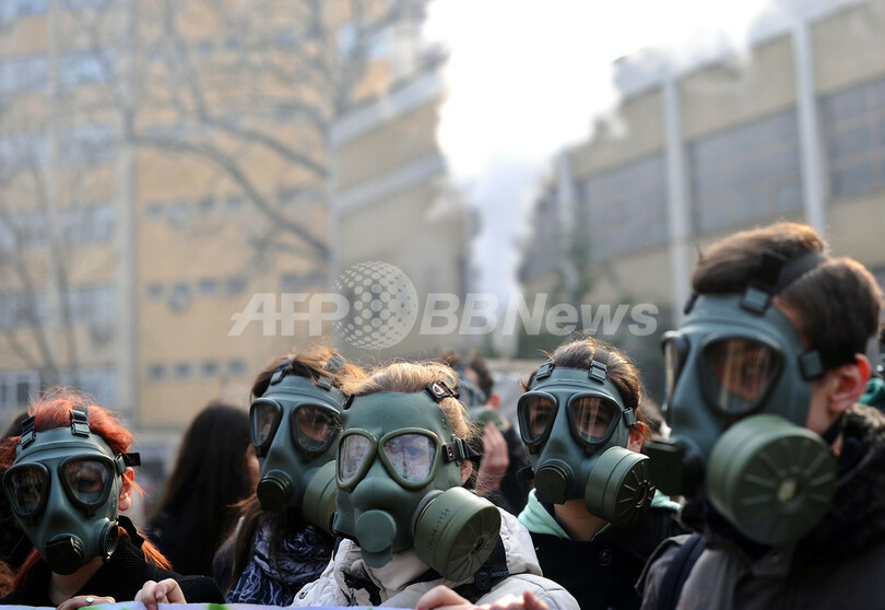 街角にガスマスク集団 大気汚染に抗議 写真3枚 国際ニュース Afpbb News