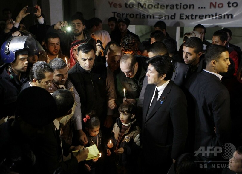 ヨルダン住民が後藤さんら追悼集会、ろうそく持ち大使館前に