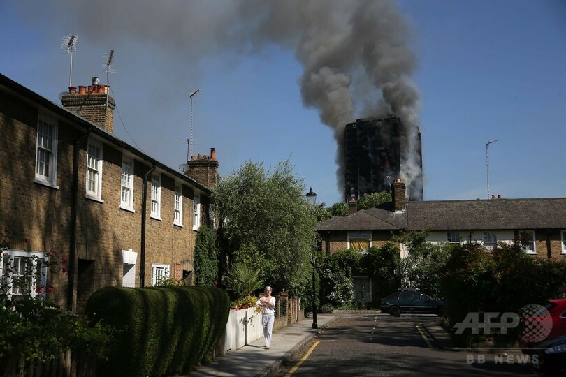 ロンドン高層住宅火災、死者12人に 消火・捜索活動続く